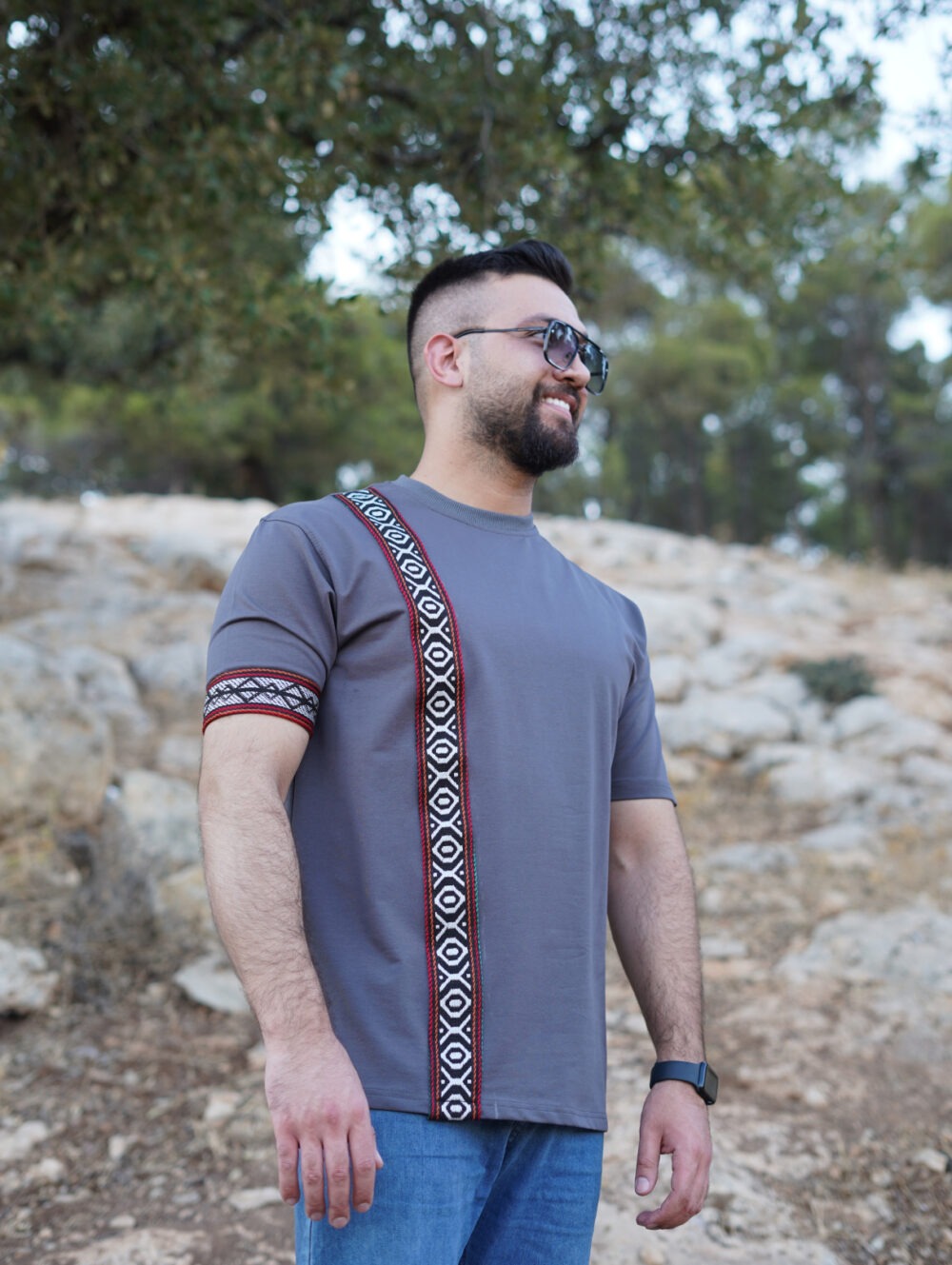 Sadu T-Shirt with Right Sleeve & Side Stripe in Grey